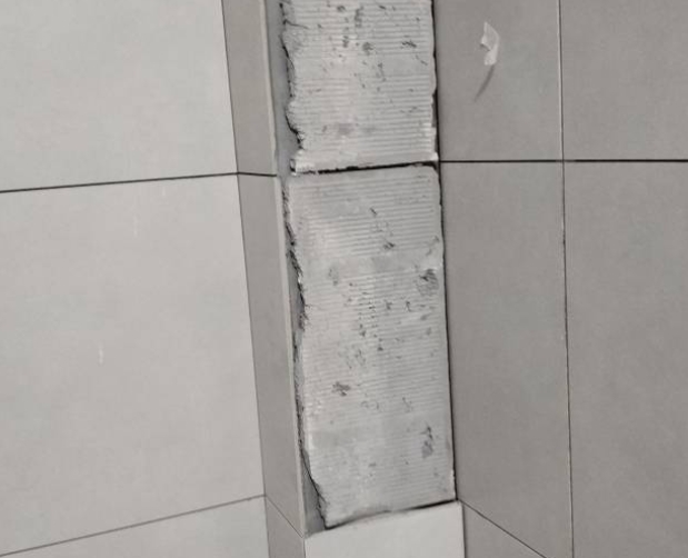 靖江瓷砖空鼓维修公司分享下瓷砖施工前基层浇水润湿程度不足，可能导致以下问题